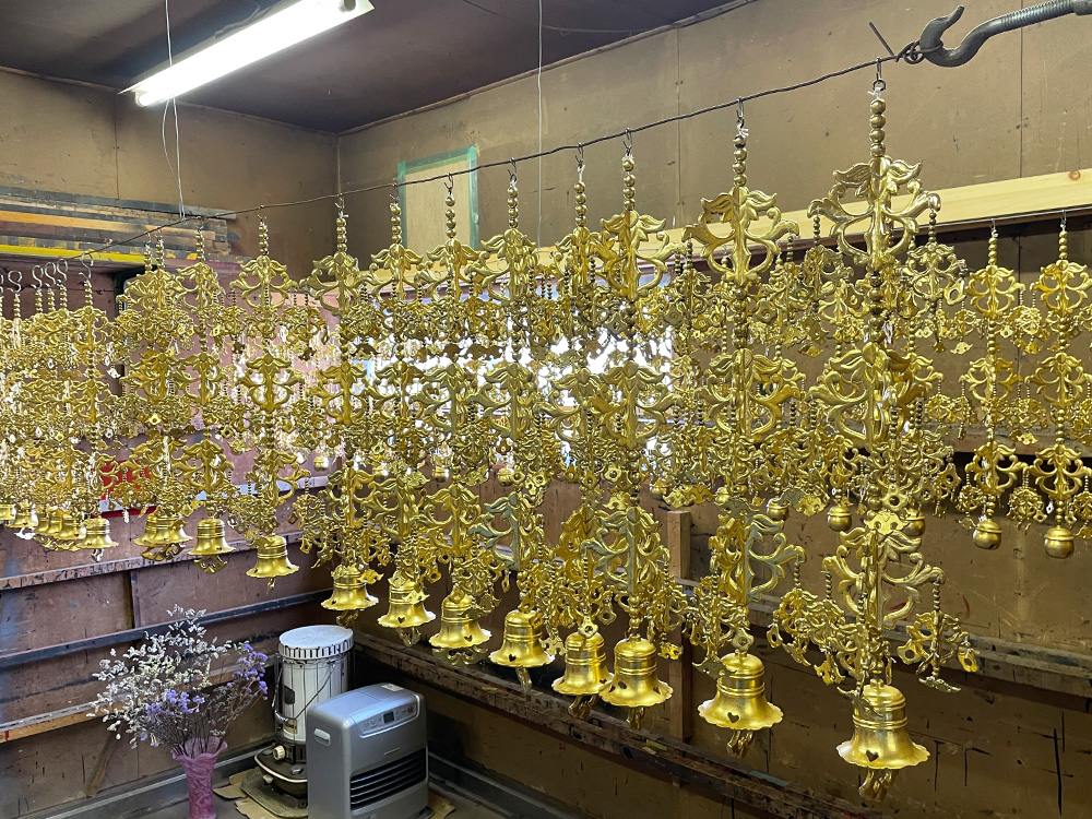 天蓋を洗浄中（寺院仏具修理）